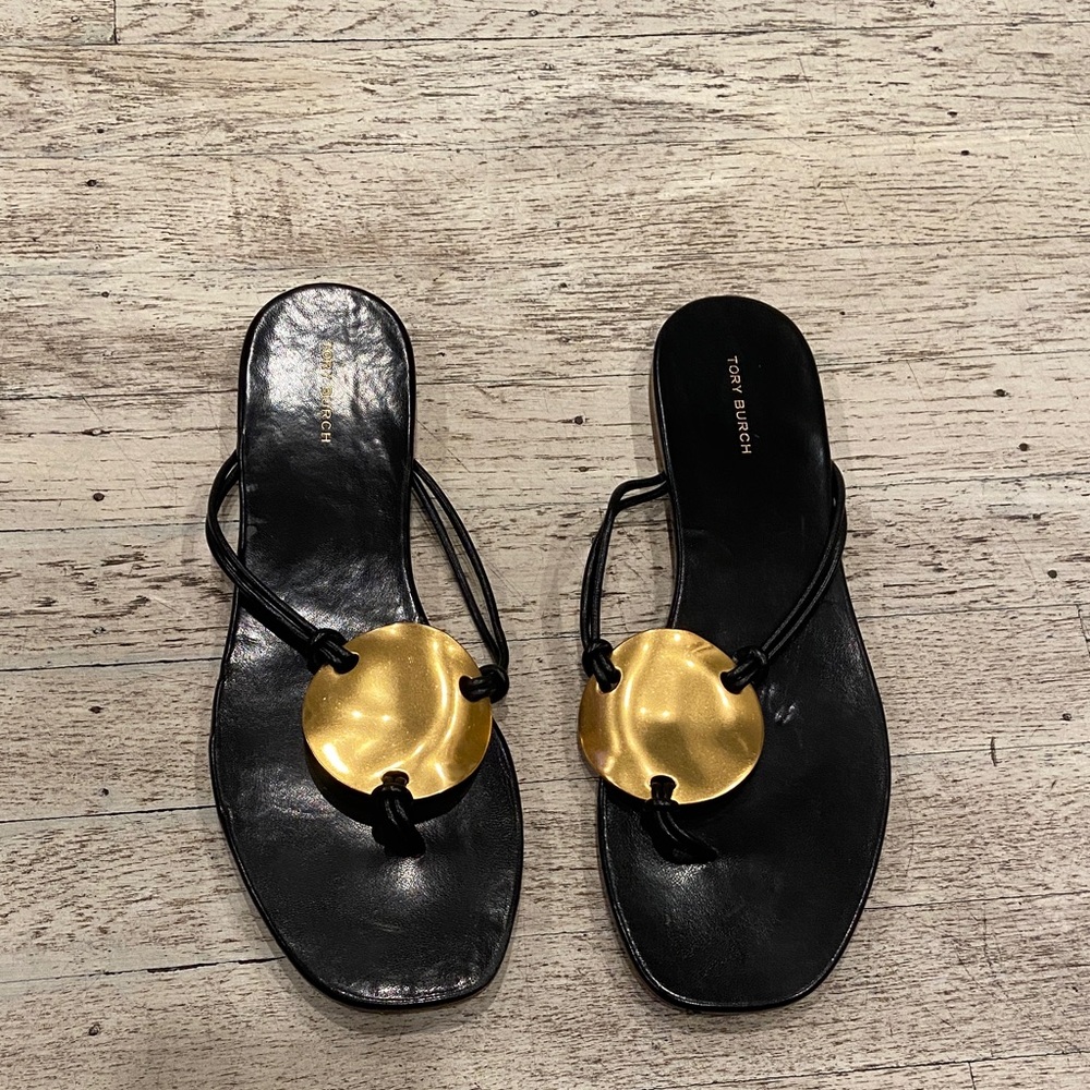 Tory Burch Patos Black goat Leather Thong Sandals with Gold Disc 10Guc - Picture 3 of 10